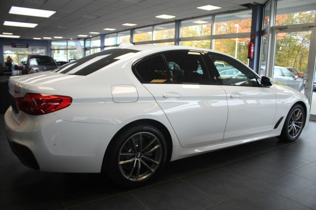 2021 BMW 520