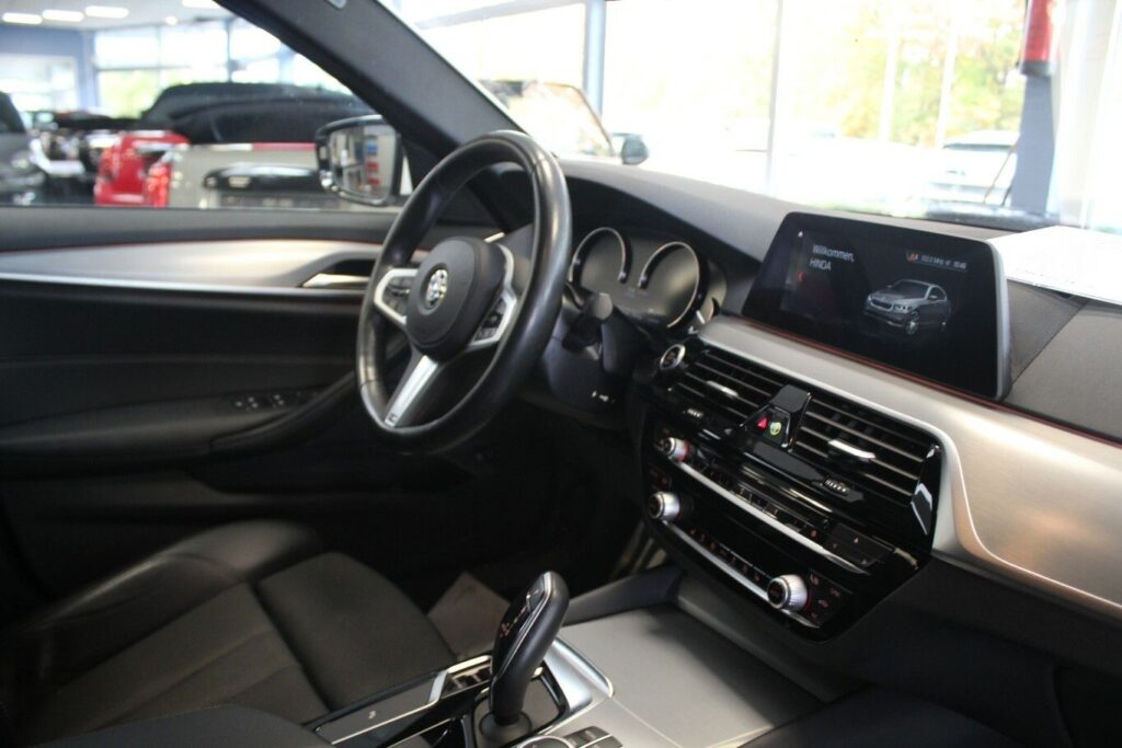 2021 BMW 520