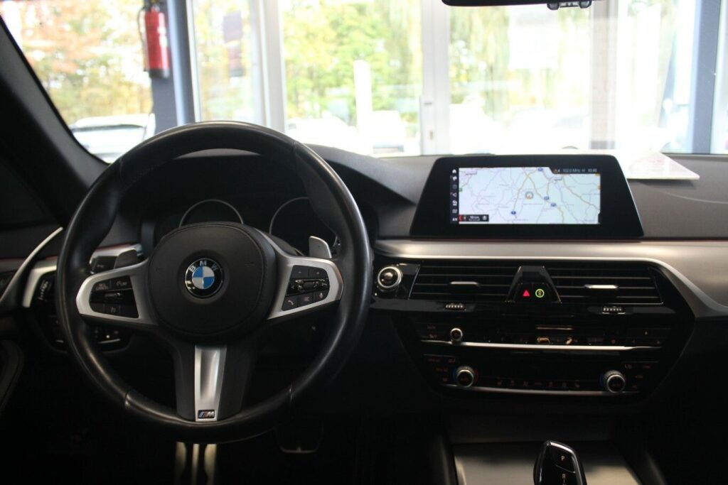 2021 BMW 520